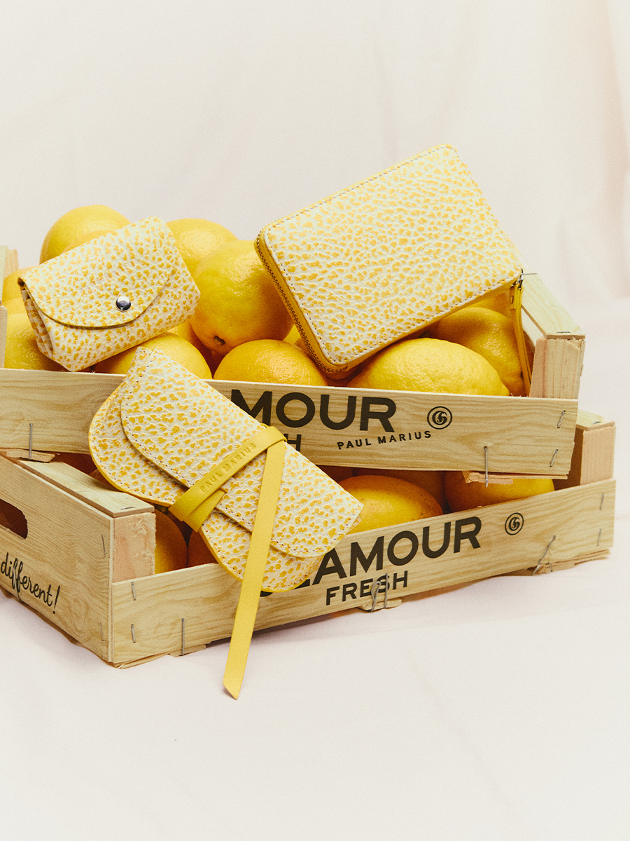 Sac bandoulière en cuir jaune LeBohémien - Citronnade vue portee