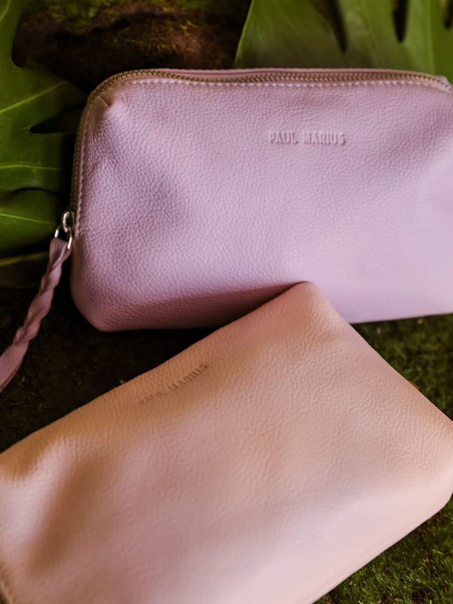 photo-portee-trousse-maquillage-cuir-violet-adele-pastel-lilas-paul-marius-m500-pt-p