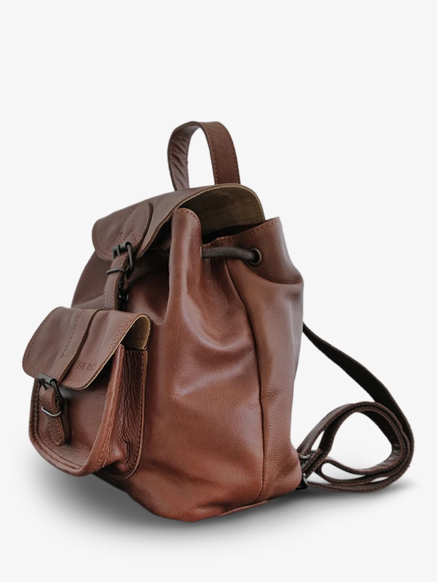 photo-vue-de-cote-sac-a-dos-cuir-femme-marron-lebaroudeur-tabac-paul-marius-m40-mk