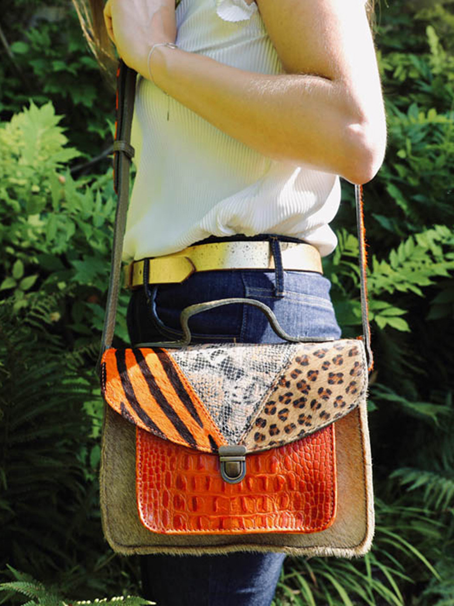 photo-vue-de-cote-sac-bandouliere-cuir-femme-orange-vert-mademoiselle-george-chimere-orange-kaki-paul-marius-w05-ch-o-k