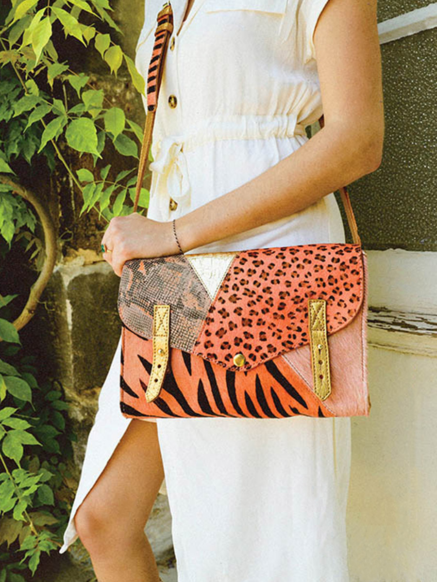 photo-vue-de-cote-sac-bandouliere-cuir-femme-rose-dore-lindispensable-chimere-rose-dore-paul-marius-w08-ch-pi-g