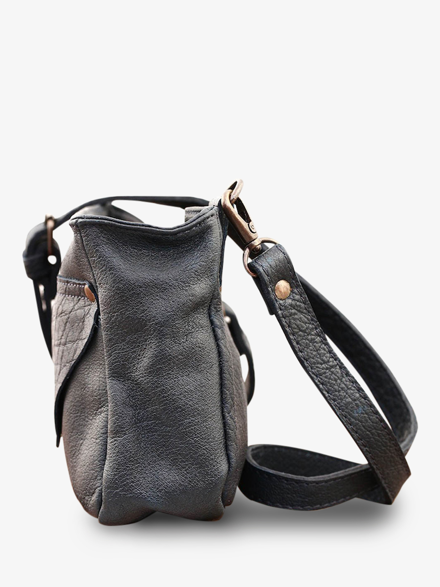 photo-vue-de-cote-sac-bandouliere-cuir-femme-bleu-legavroche-bleu-encre-paul-marius-w06-db