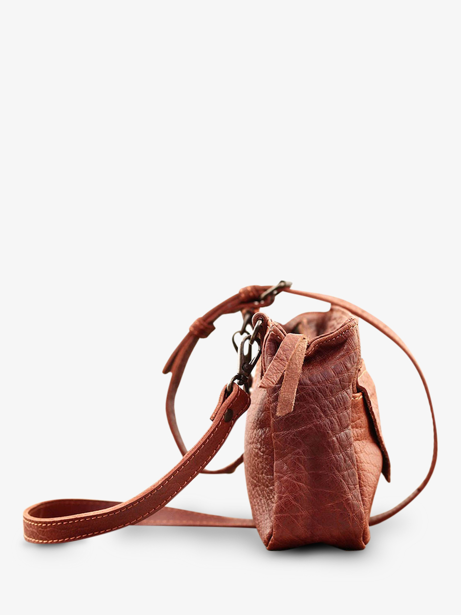 photo-vue-de-cote-sac-bandouliere-cuir-femme-marron-legavroche-naturel-paul-marius-w06-l