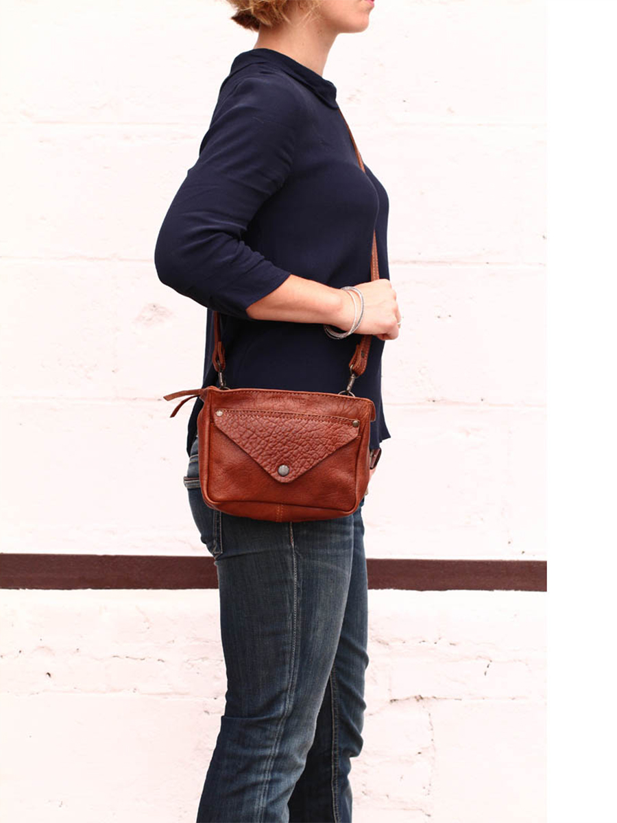 photo-portee-sac-bandouliere-cuir-femme-marron-legavroche-naturel-paul-marius-w06-l