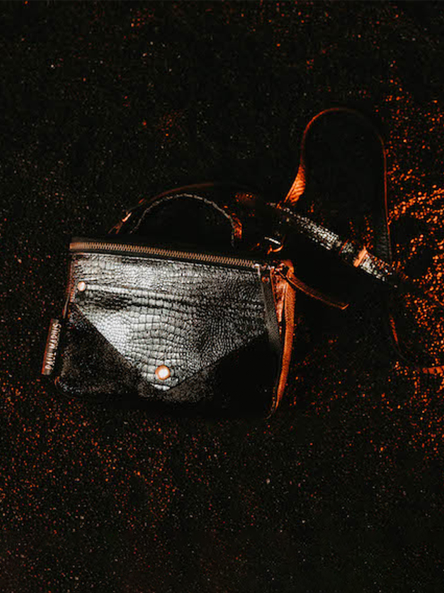photo-portee-sac-bandouliere-cuir-femme-legavroche-reedition-onyx-paul-marius-w26-onyx