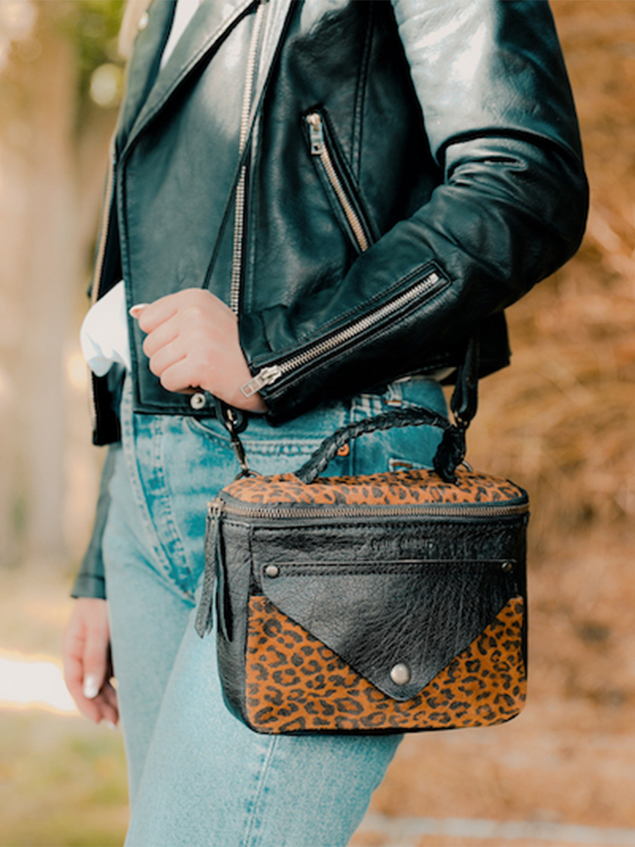 photo-portee-sac-bandouliere-cuir-femme-noir-legavroche-reedition-leopard-noir-paul-marius-w26-lp-b