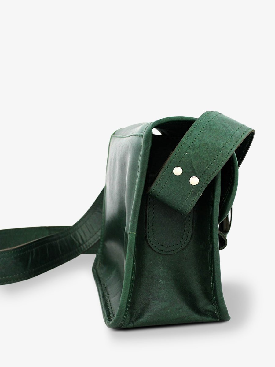 photo-vue-de-cote-sac-bandouliere-cuir-femme-vert-lasacoche-s-emeraude-paul-marius-m02s10-dg