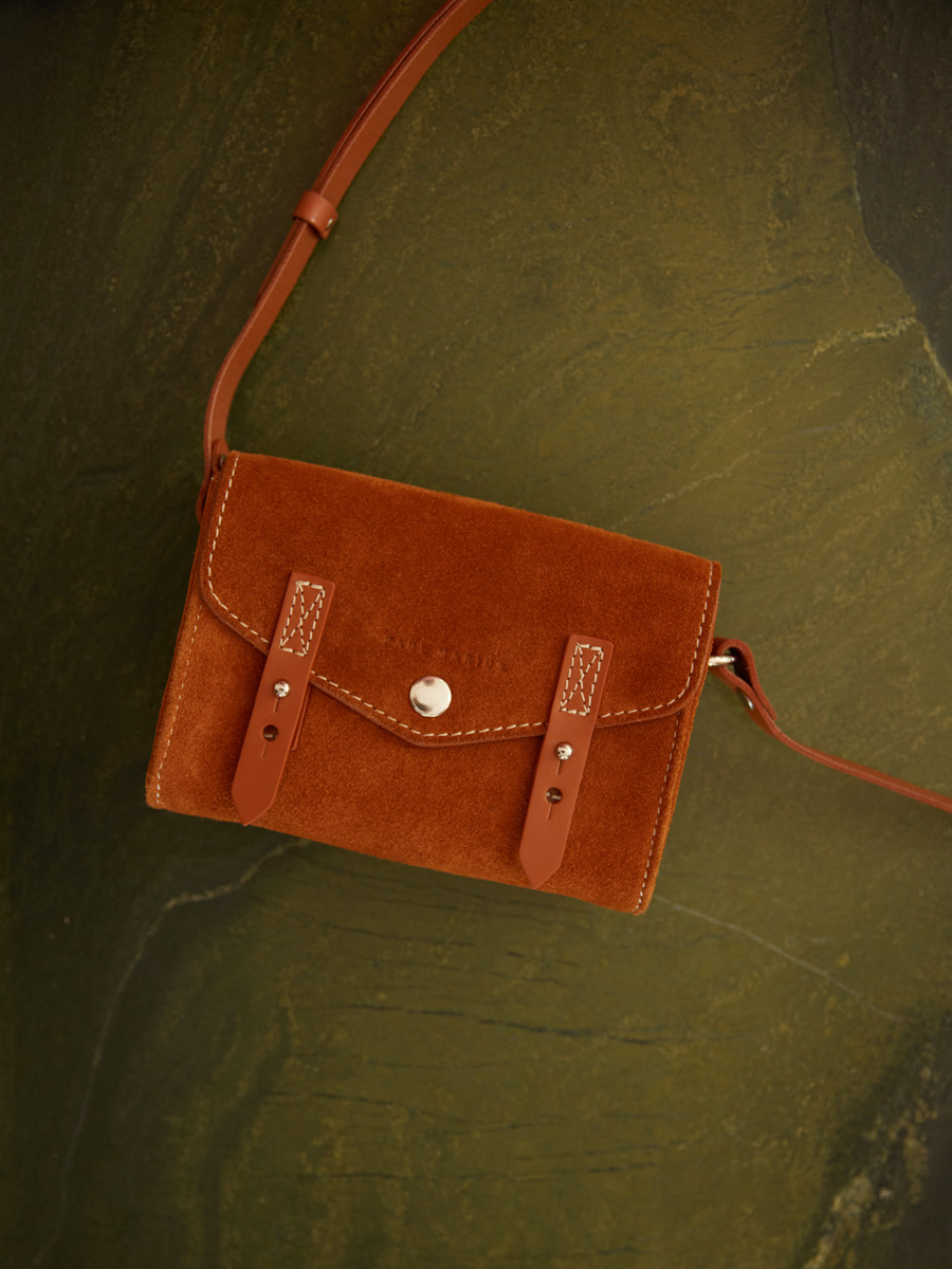 Petit sac bandoulière en cuir suédé marron LeMini Indispensable - Fauve vue portee