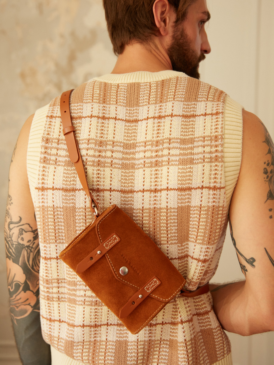 Petit sac bandoulière en cuir suédé marron LeMini Indispensable - Fauve vue cote