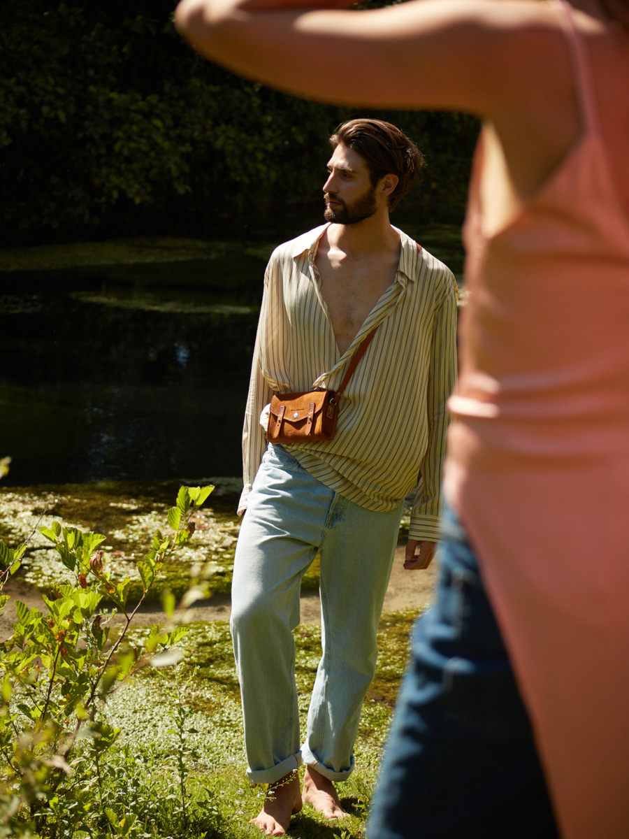 Petit sac bandoulière en cuir suédé marron LeMini Indispensable - Fauve photo focus matiere
