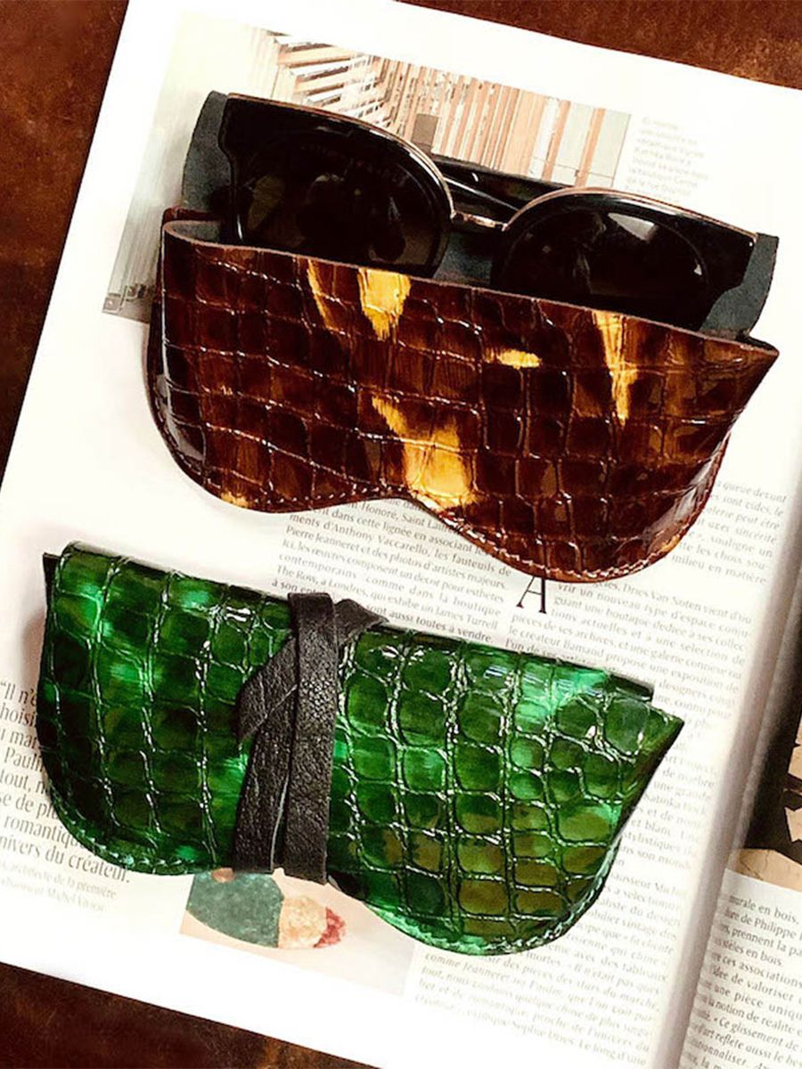 photo-vue-de-face-etui-a-lunette-vert-letui-a-lunettes-caiman-emeraude-verni-paul-marius-m49-c-ed