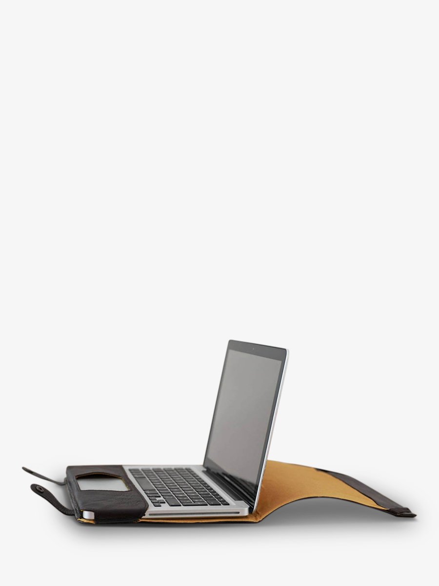 photo-interieur-pochette-ordinateur-macbook-noir-letui-macbook-pro-13-pouces-indus-paul-marius-cover-13-pro-d