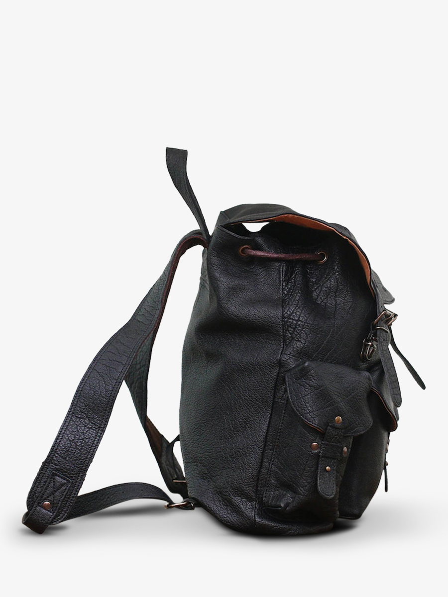 photo-vue-de-cote-sac-a-dos-en-cuir-noir-lemeridien-noir-paul-marius-m38-b