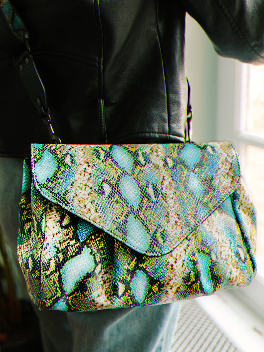 photo-portee-sac-bandouliere-cuir-paulmarius-bleu-vert-suzon-m-python-agate-paul-marius-w25m-p-aq