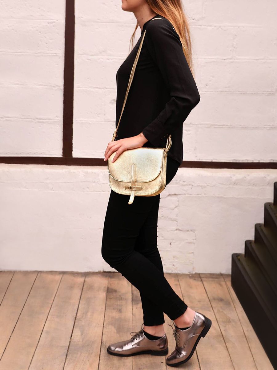 photo-portee-sac-bandouliere-cuir-femme-dore-lidole-dore-paul-marius-w16-g