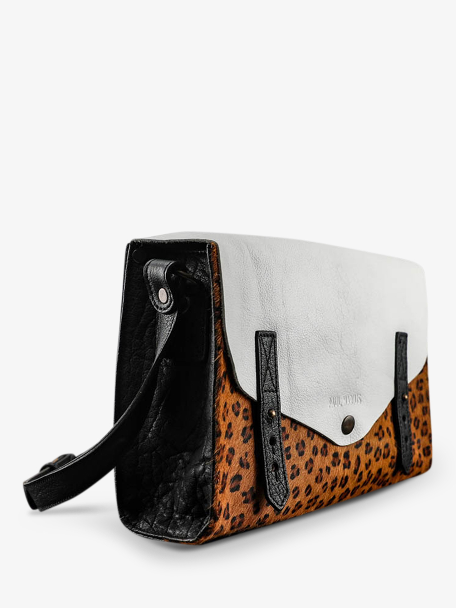 photo-vue-de-cote-sac-bandouliere-cuir-femme-noir-blanc-lindispensable-leopard-noir-blanc-paul-marius-w08-lp-b-w
