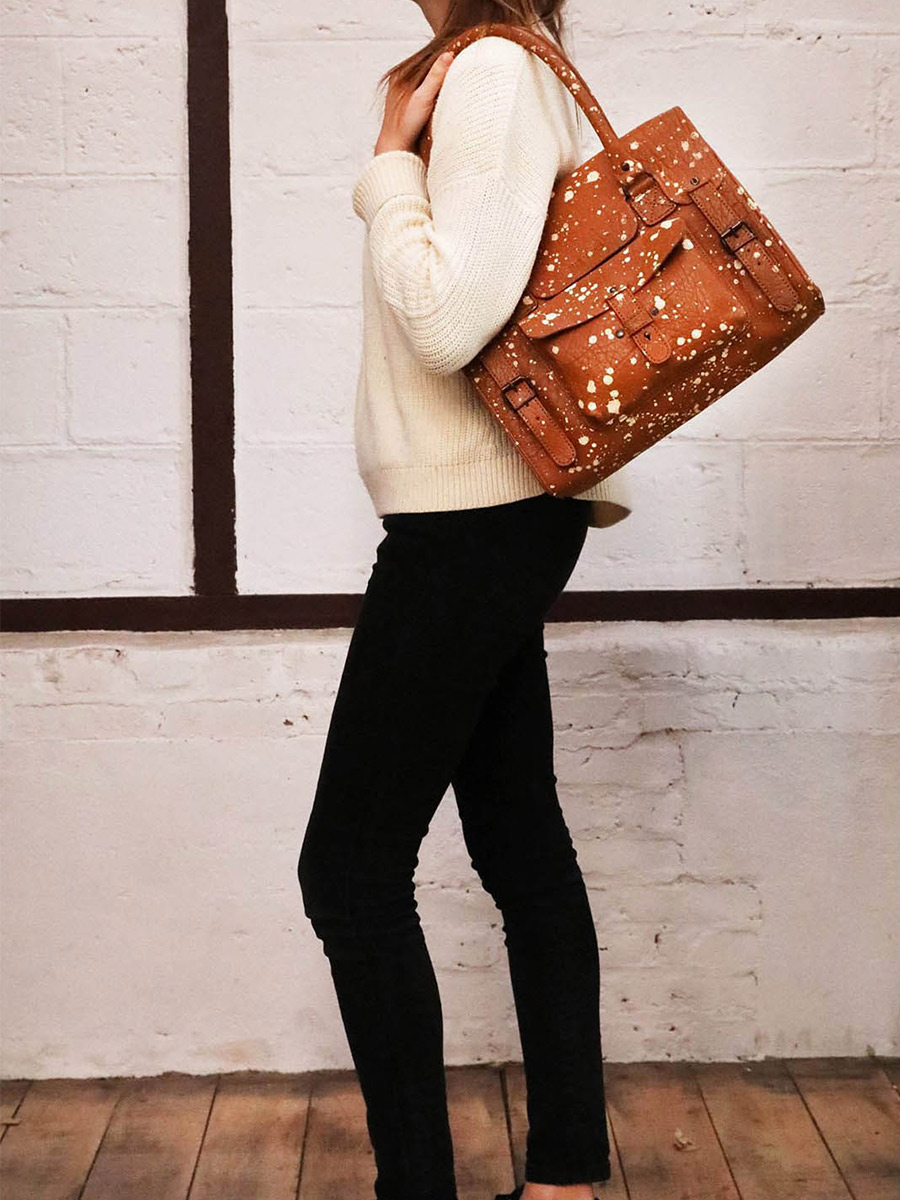photo-interieur-sac-bandouliere-cuir-femme-beige-lerive-gauche-artiste-m-sable-paul-marius-w01m-a-n
