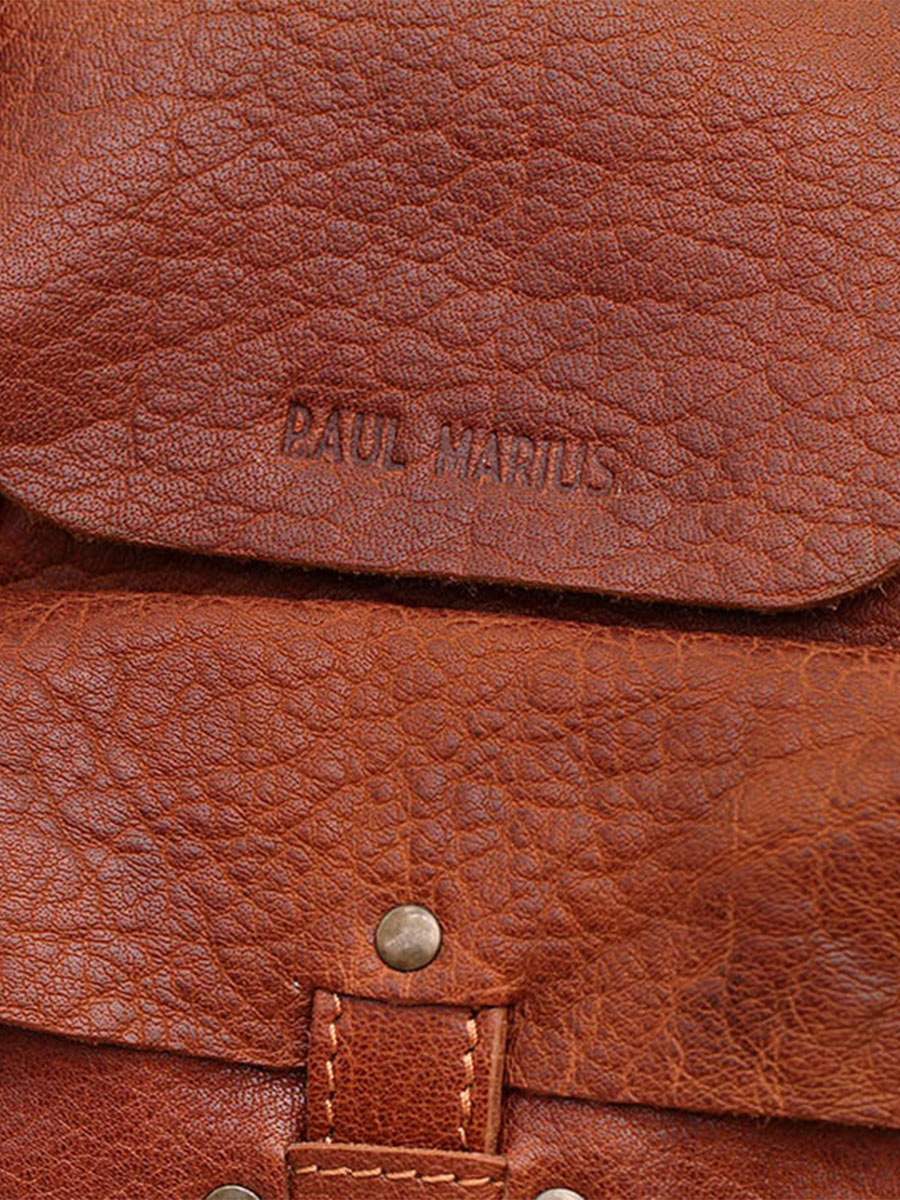 photo-matiere-sac-bandouliere-cuir-femme-marron-lerive-gauche-m-naturel-paul-marius-w01m-l