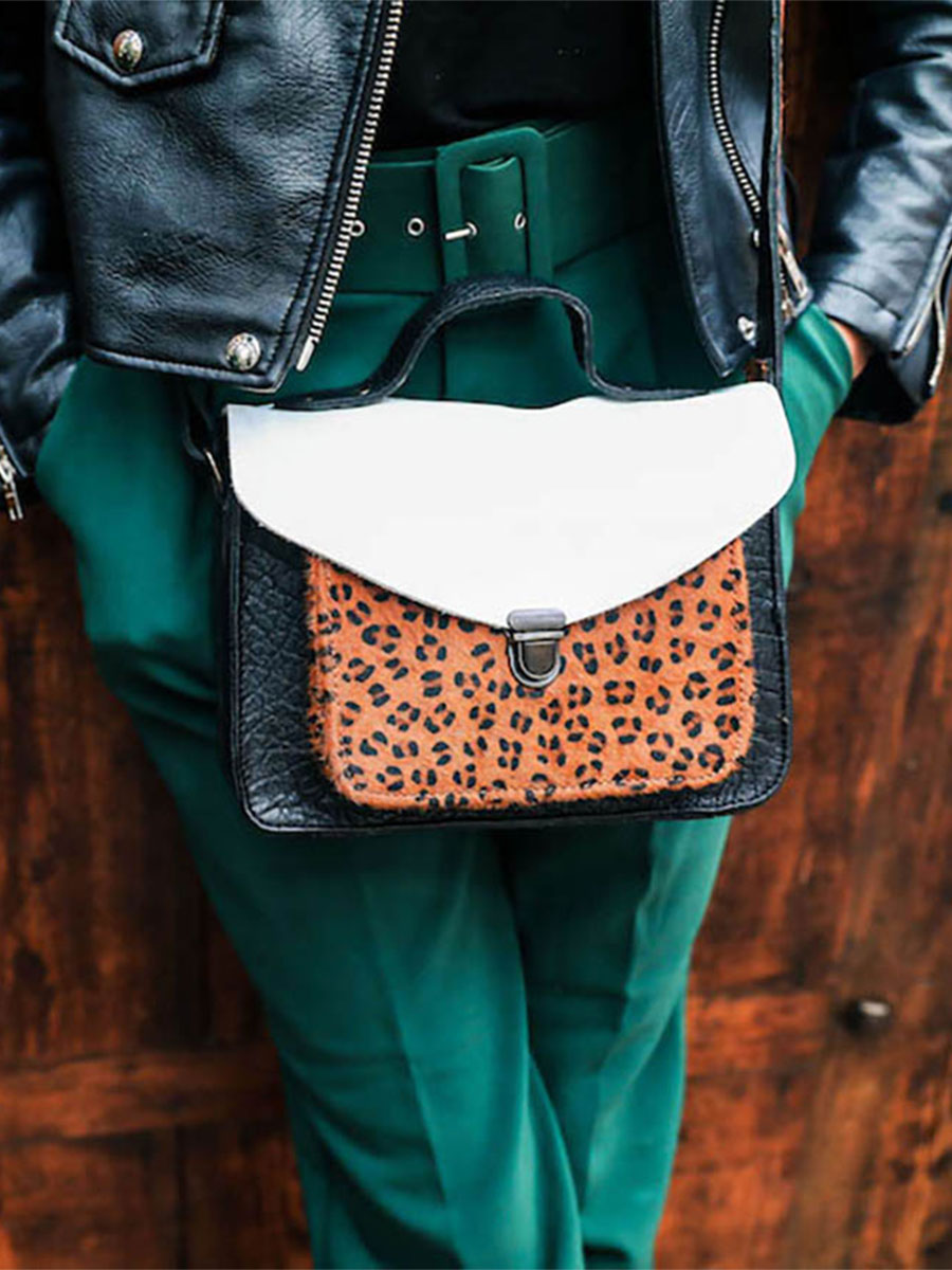 photo-vue-de-dos-sac-bandouliere-cuir-femme-noir-blanc-mademoiselle-george-leopard-noir-blanc-paul-marius-w05-lp-b-w