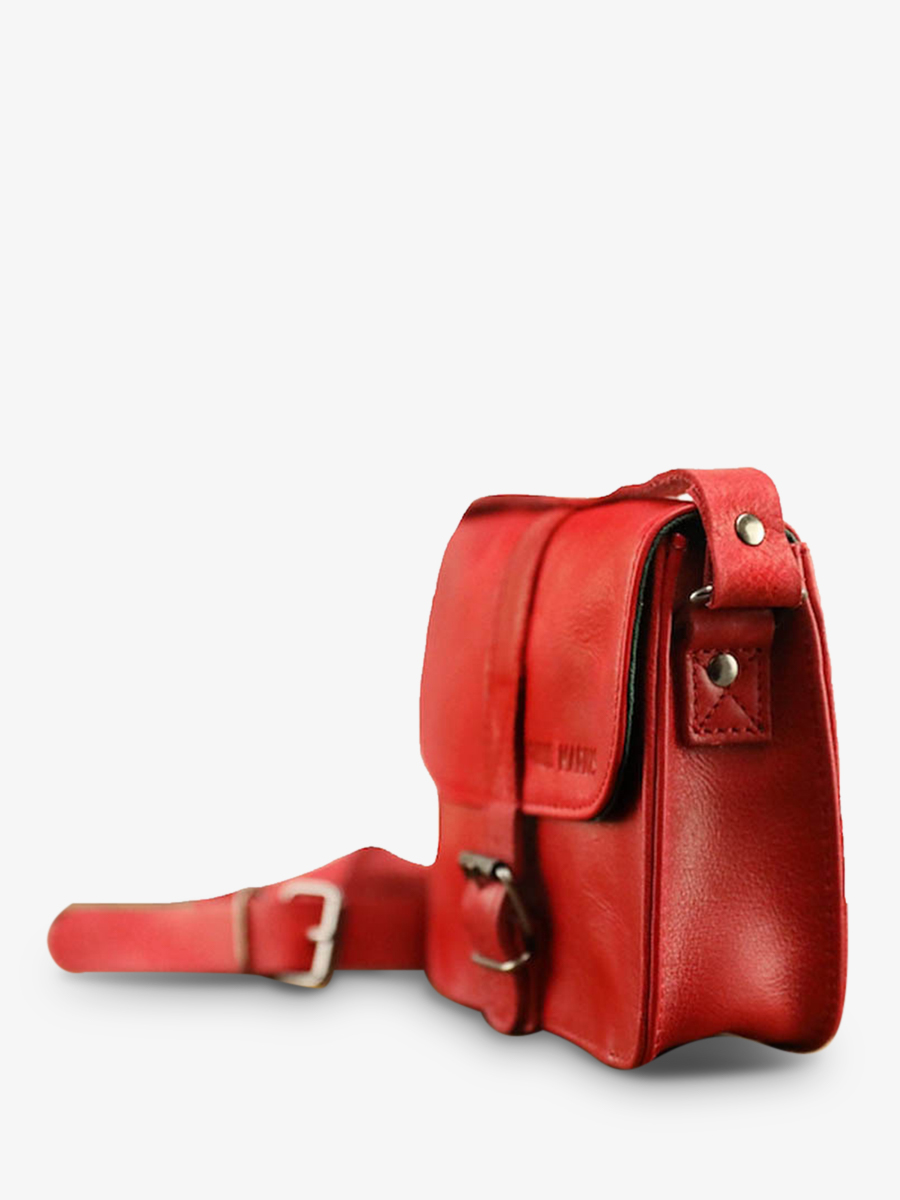 photo-vue-de-cote-petit-sac-bandouliere-cuir-femme-rouge-lessentiel-rouge-paul-marius-m21-r