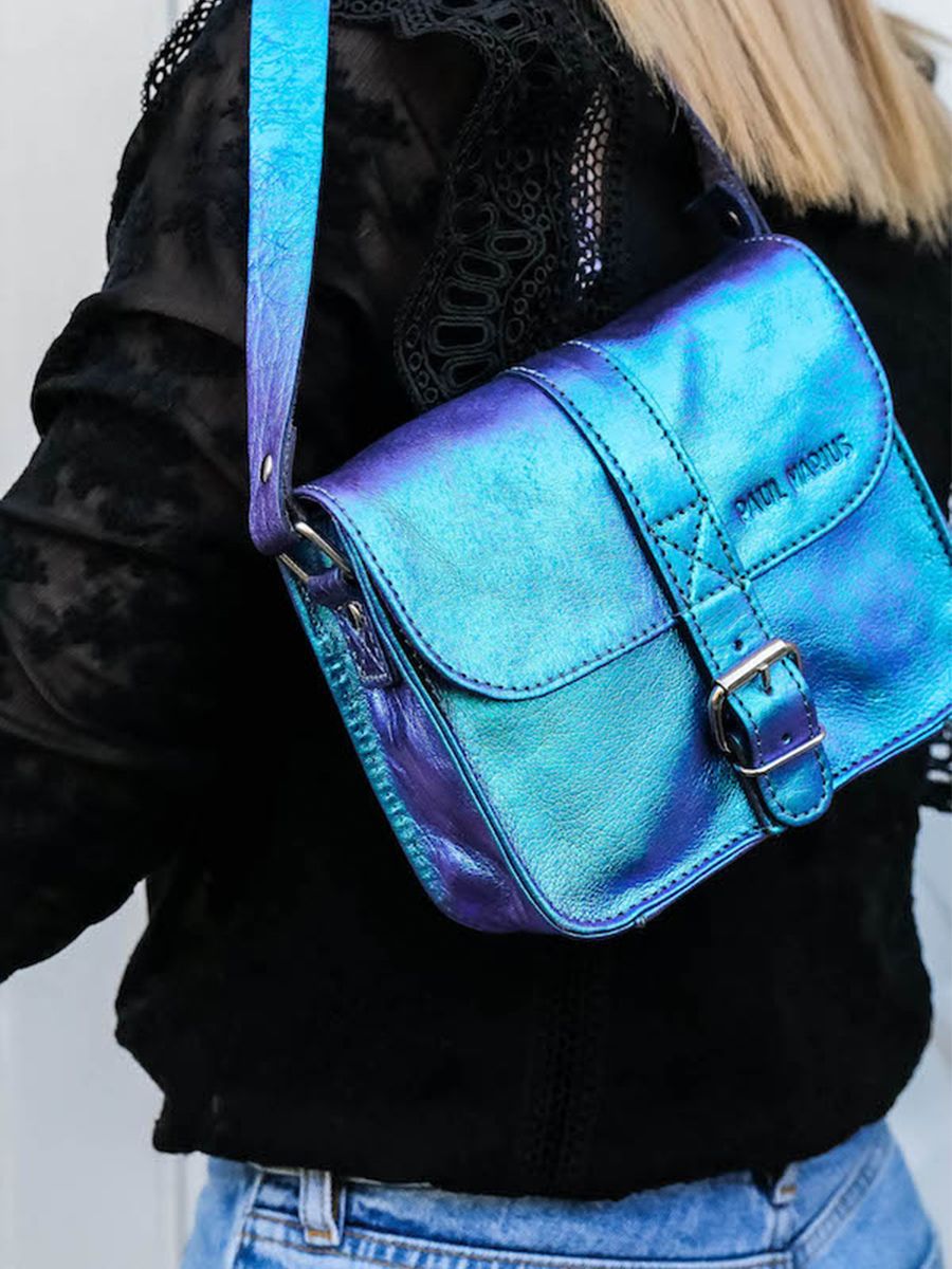 photo-vue-de-face-petit-sac-bandouliere-cuir-femme-bleu-lessentiel-scarabee-paul-marius-m21-p-blu