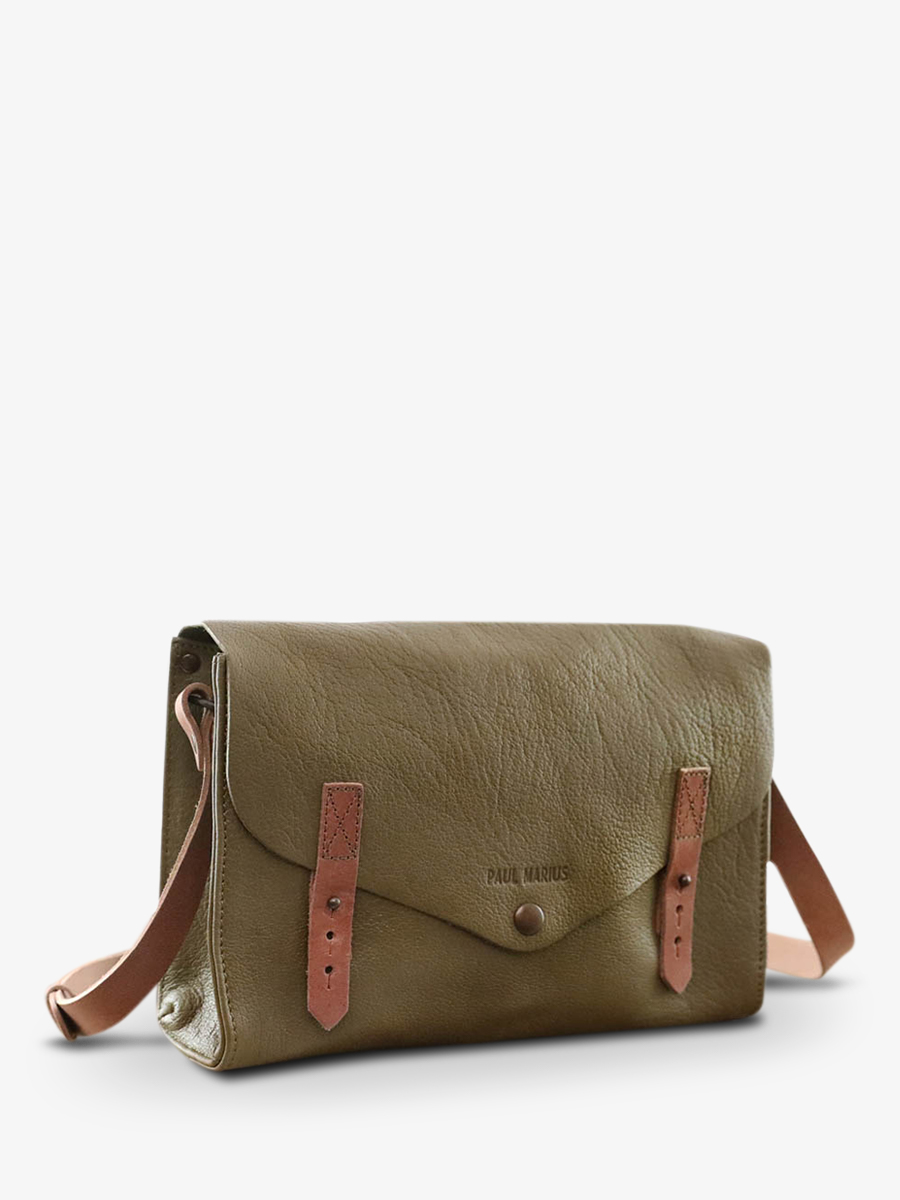 photo-vue-de-cote-sac-bandouliere-cuir-femme-kaki-lindispensable-kaki-paul-marius-w08-k