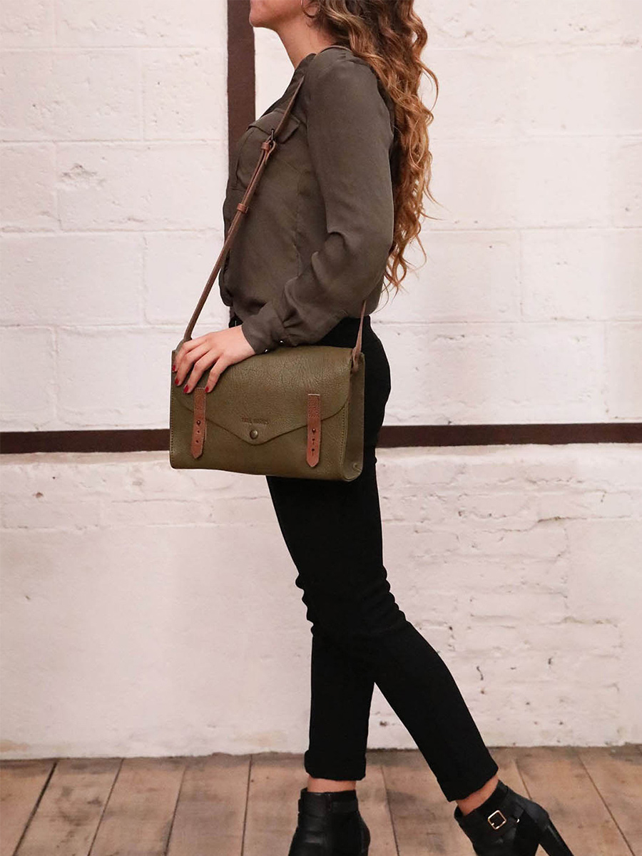 photo-portee-sac-bandouliere-cuir-femme-kaki-lindispensable-kaki-paul-marius-w08-k
