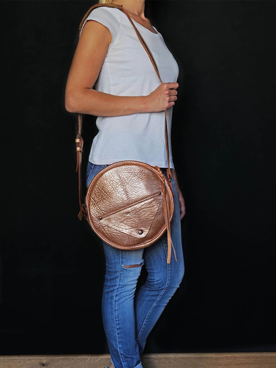 photo-vue-de-face-sac-bandouliere-cuir-femme-rose-dore-lecrin-or-rose-paul-marius-w15-g-pi