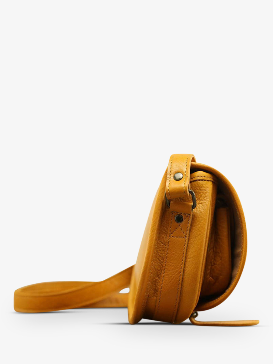 photo-vue-de-cote-sac-bandouliere-cuir-femme-jaune-paul-marius-lebohemien