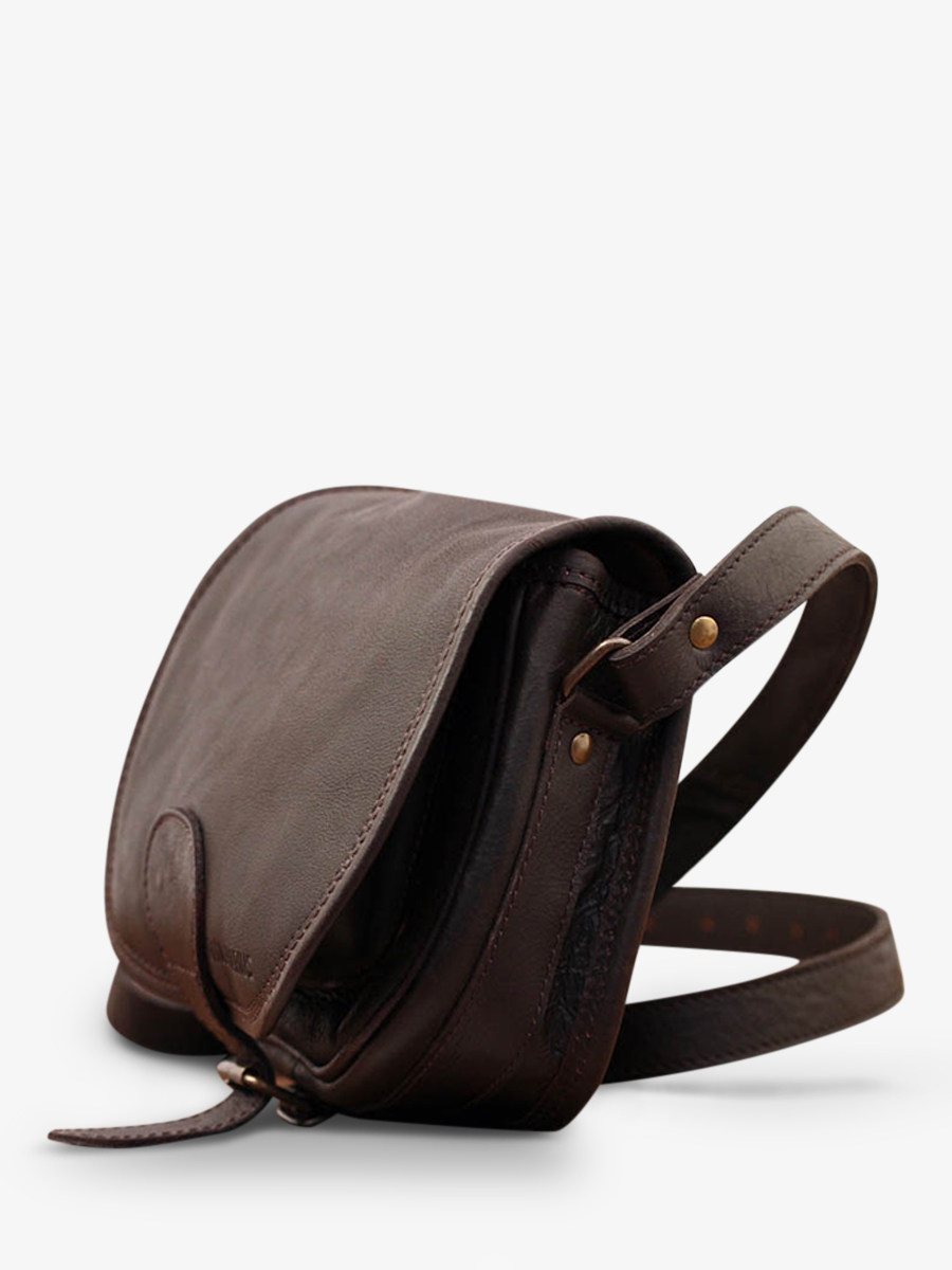 photo-vue-de-cote-sac-bandouliere-cuir-femme-noir-paul-marius-lebohemien