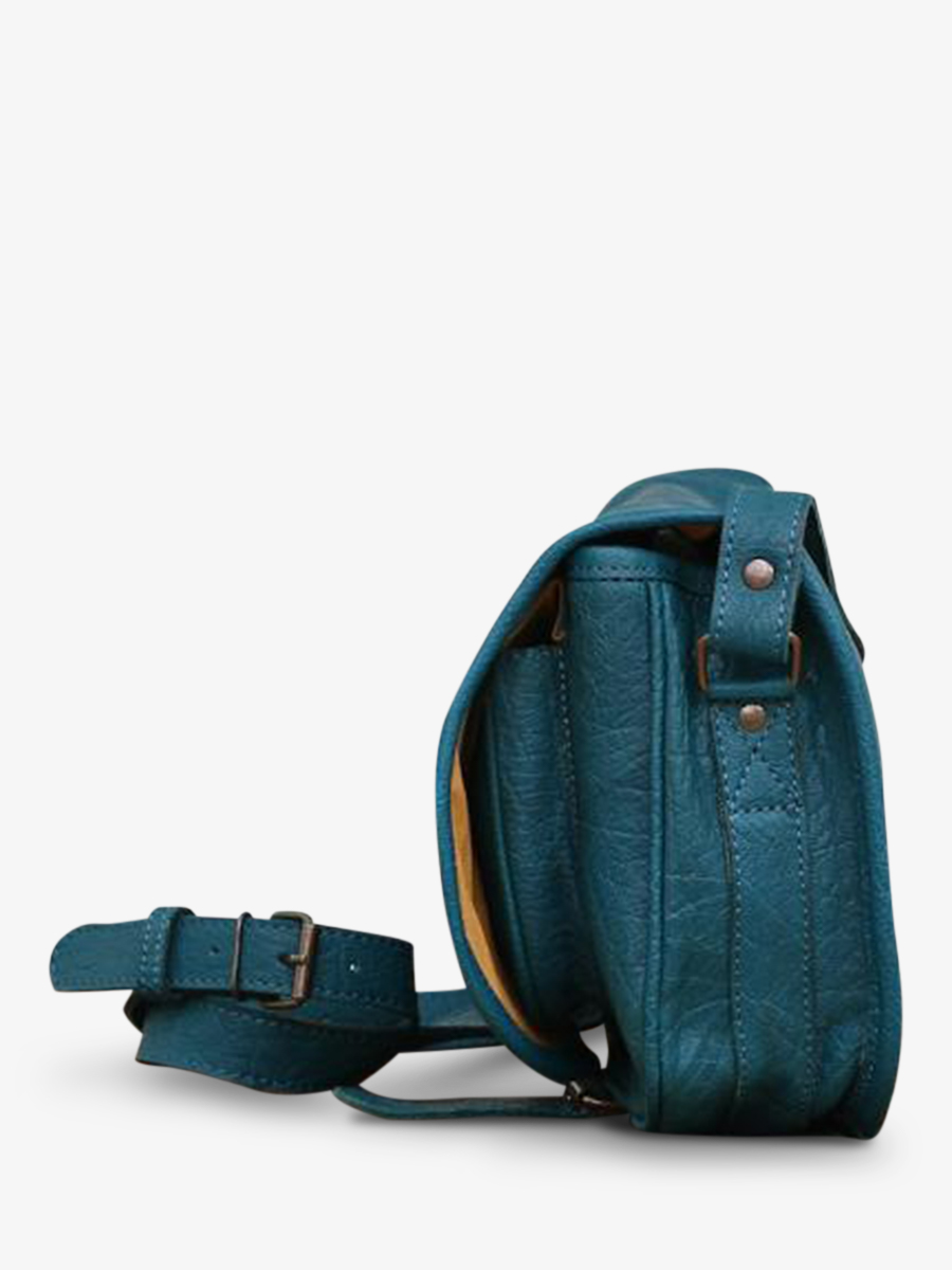 photo-vue-de-cote-sac-bandouliere-cuir-femme-bleu-levagabond-bleu-piscine-paul-marius-m44l-blu