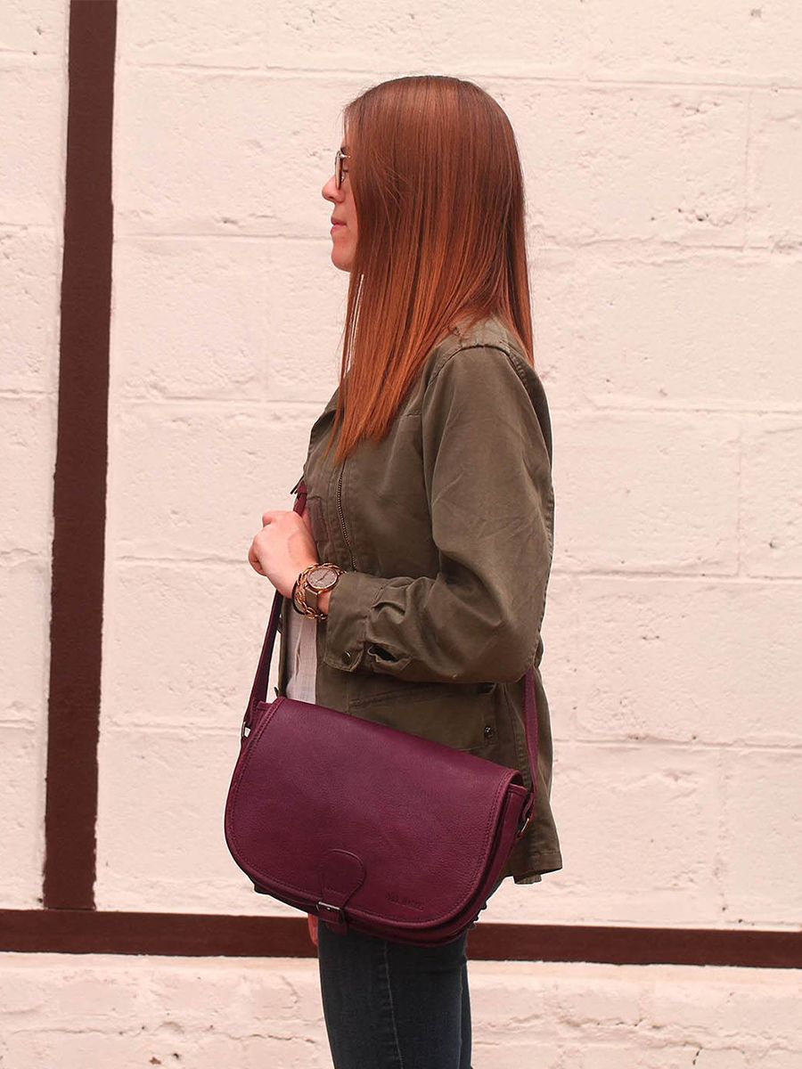 photo-portee-sac-bandouliere-cuir-femme-violet-levagabond-prune-paul-marius-m44l-p