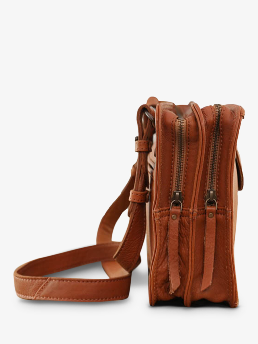 photo-vue-de-cote-sac-bandouliere-cuir-femme-marron-legraphique-naturel-paul-marius-w17-l