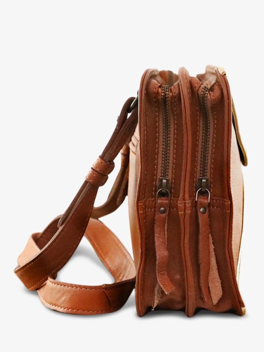 photo-vue-de-cote-sac-bandouliere-cuir-femme-marron-dore-legraphique-naturel-dore-paul-marius-w17-l-g
