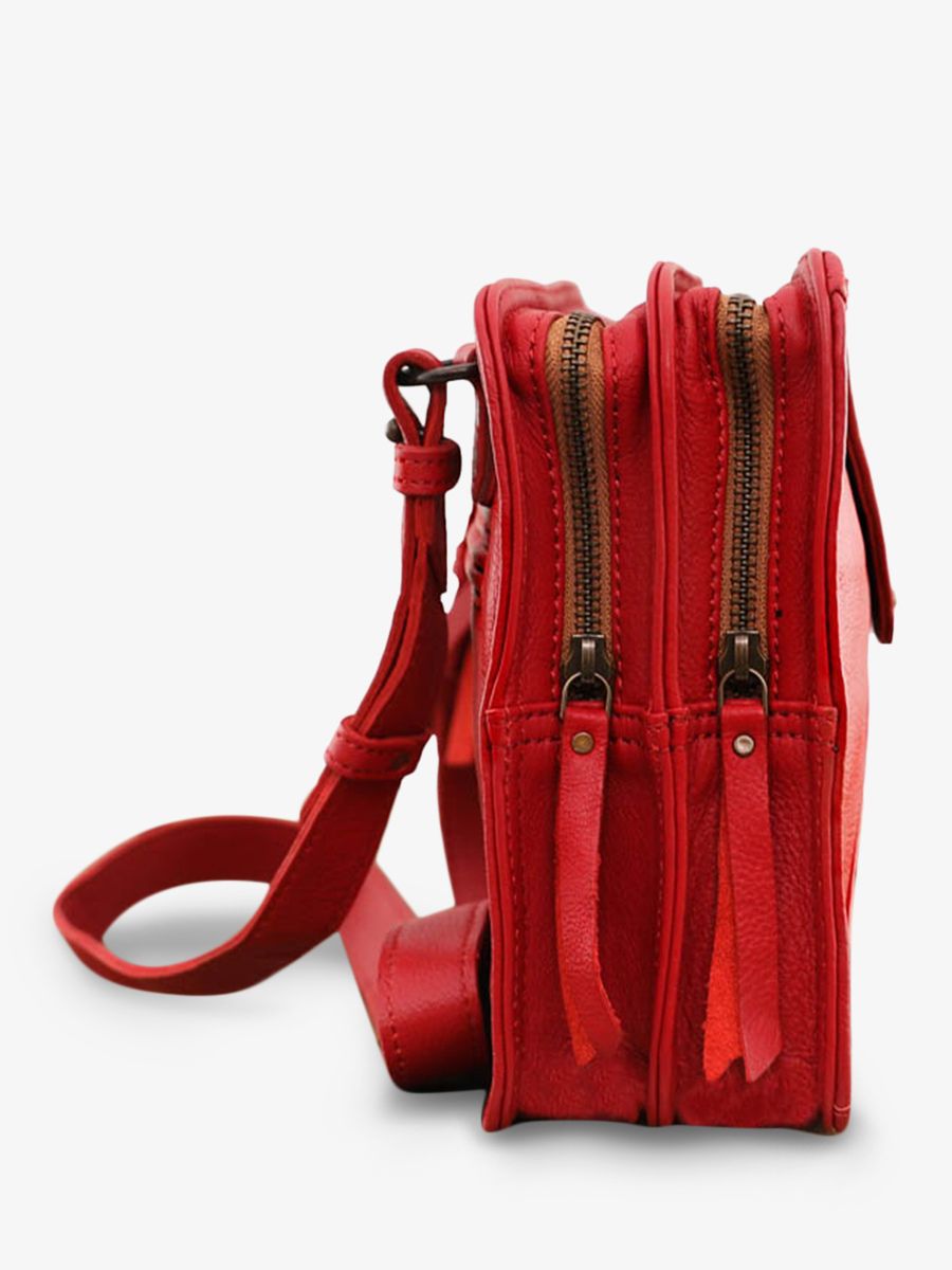 photo-vue-de-cote-sac-bandouliere-cuir-femme-rouge-legraphique-rouge-carmin-paul-marius-w17-r