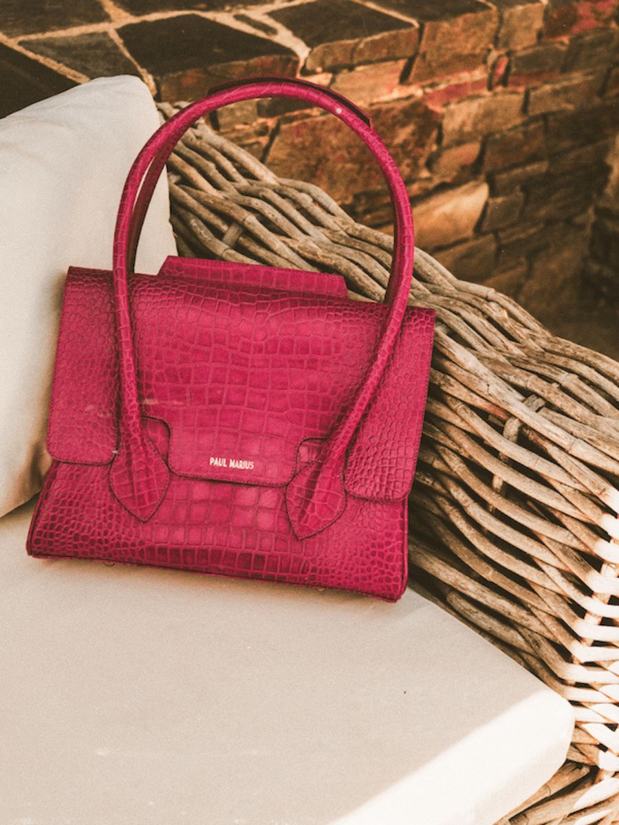 photo-portee-sac-a-main-cuir-femme-rose-colette-m-alligator-cocktail-tourmaline-paul-marius-w28m-a-pi