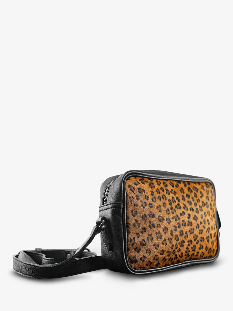 photo-vue-de-cote-pochette-cuir-femme-noir-limpertinent-leopard-noir-paul-marius-w22-lp-b