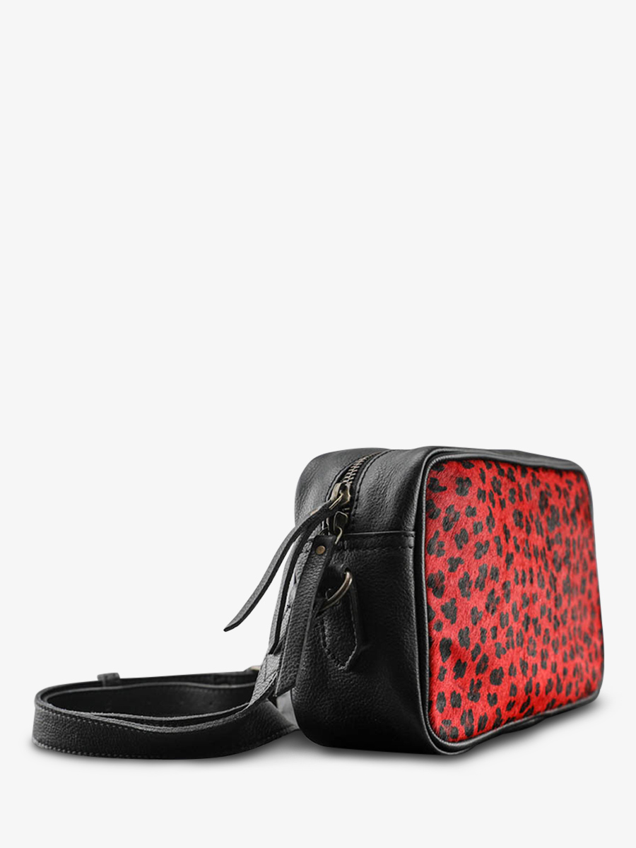 photo-vue-de-cote-pochette-cuir-femme-noir-rouge-limpertinent-leopard-noir-rouge-paul-marius-w22-lp-b-r