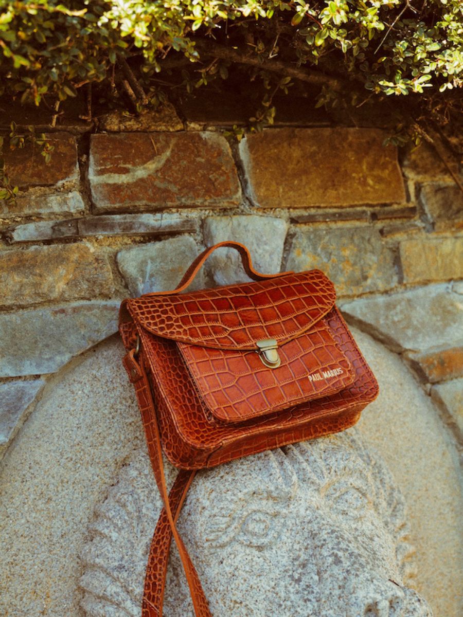 photo-portee-sac-bandouliere-cuir-femme-marron-mademoiselle-george-alligator-cocktail-ambre-paul-marius-w05-a-l