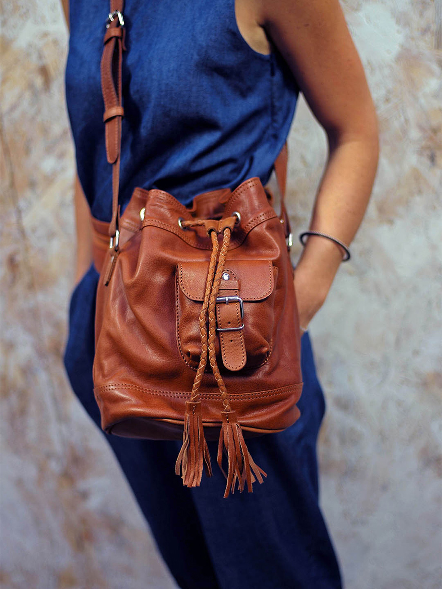photo-portee-sac-seau-cuir-femme-marron-leflâneur-marron-huile-paul-marius-m303-ob
