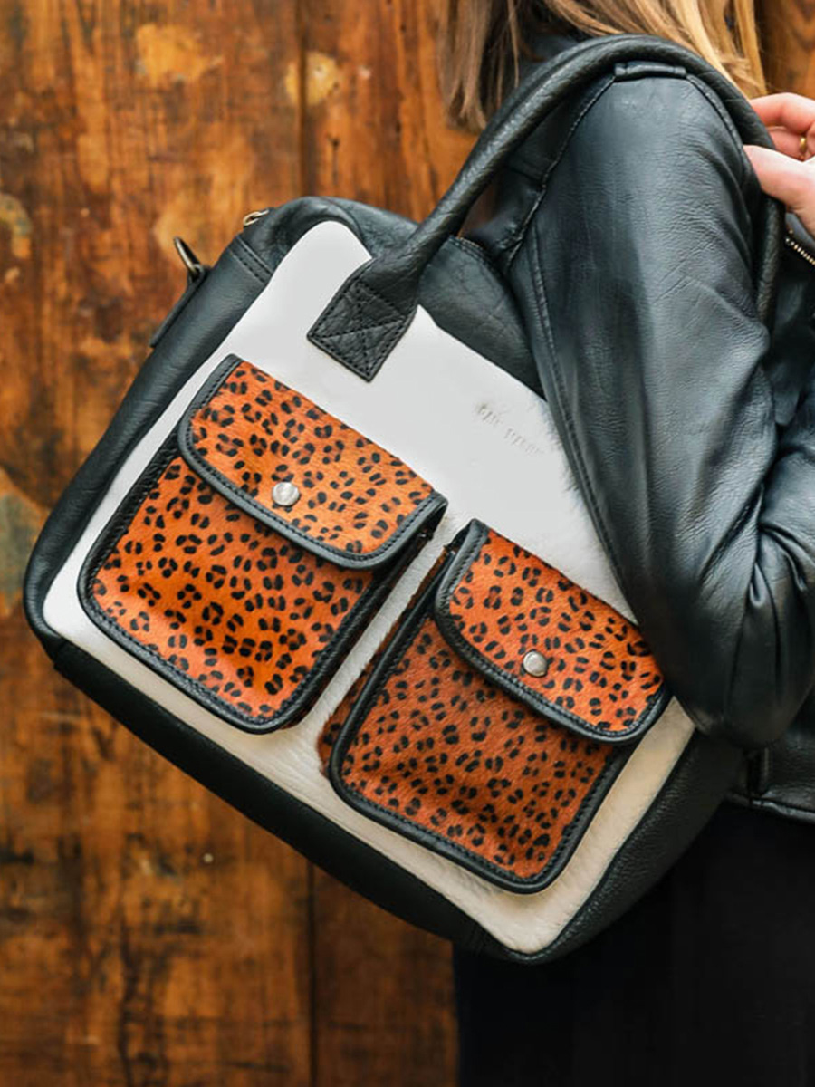 photo-portee-porte-document-cuir-femme-noir-blanc-ledandy-leopard-noir-blanc-paul-marius-w04-lp-b-w