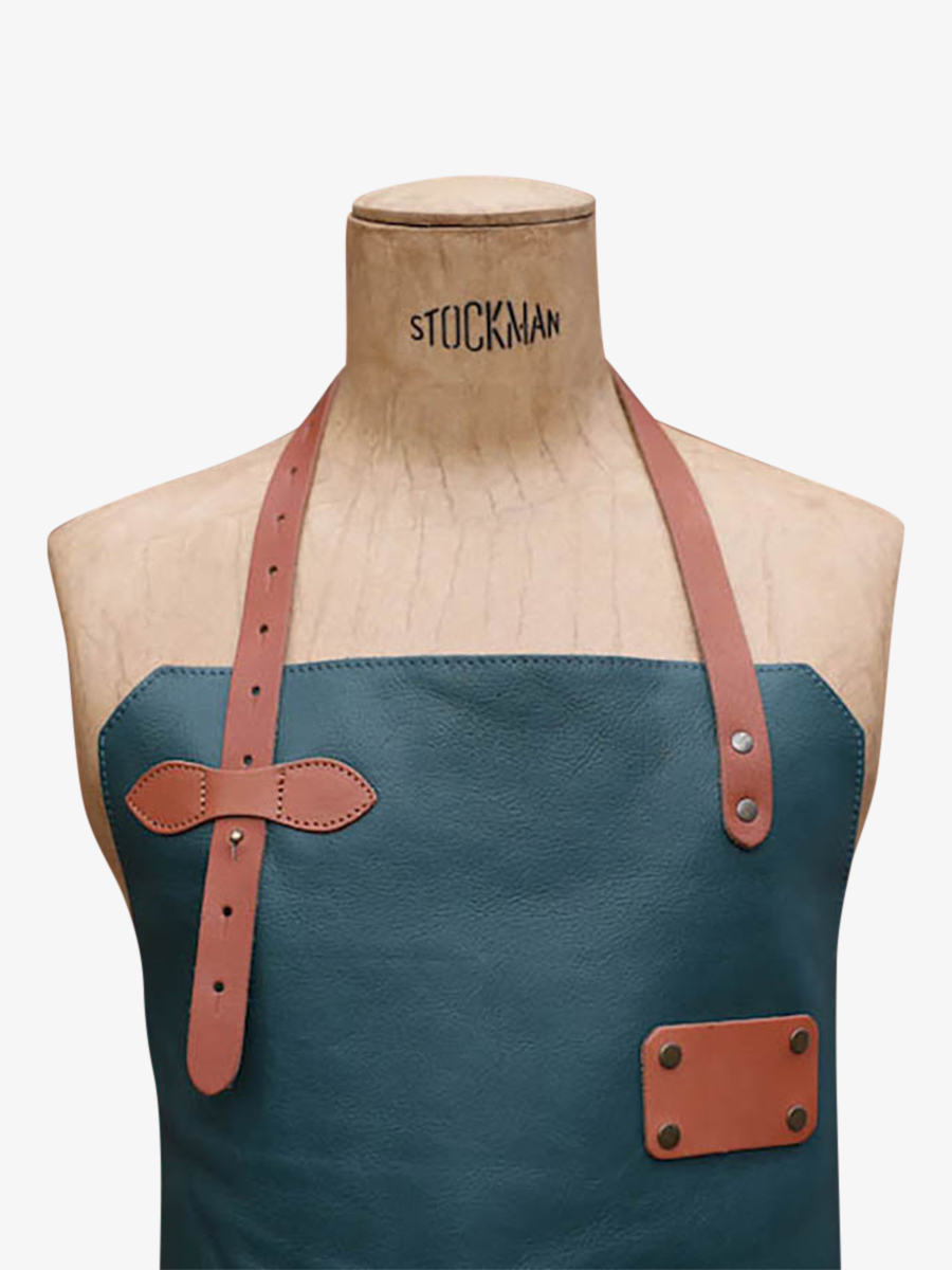 photo-vue-de-face-tablier-cuir-jardinage-vert-bleu-letablier-en-cuir-cobalt-paul-marius-apron-leather-db