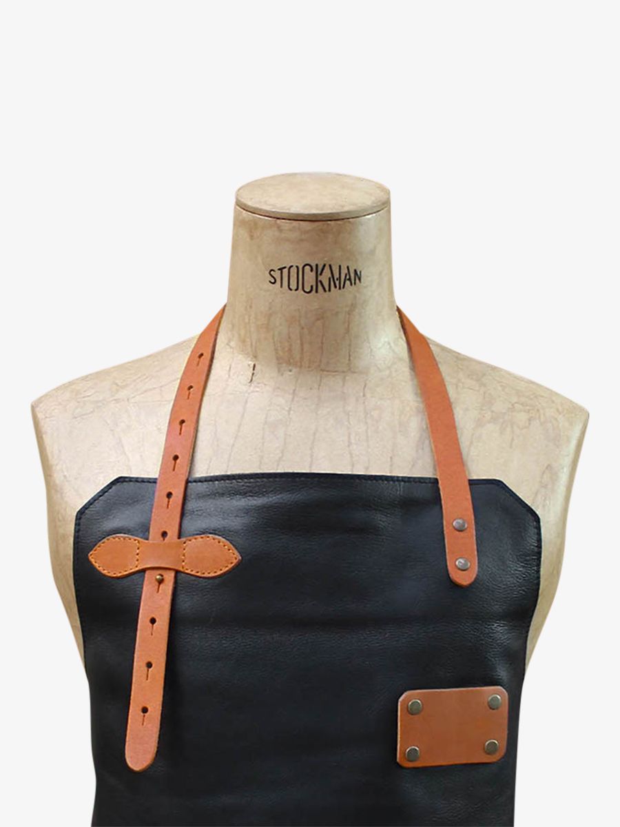 photo-vue-de-face-tablier-cuir-jardinage-noir-letablier-en-cuir-noir-paul-marius-apron-leather-b