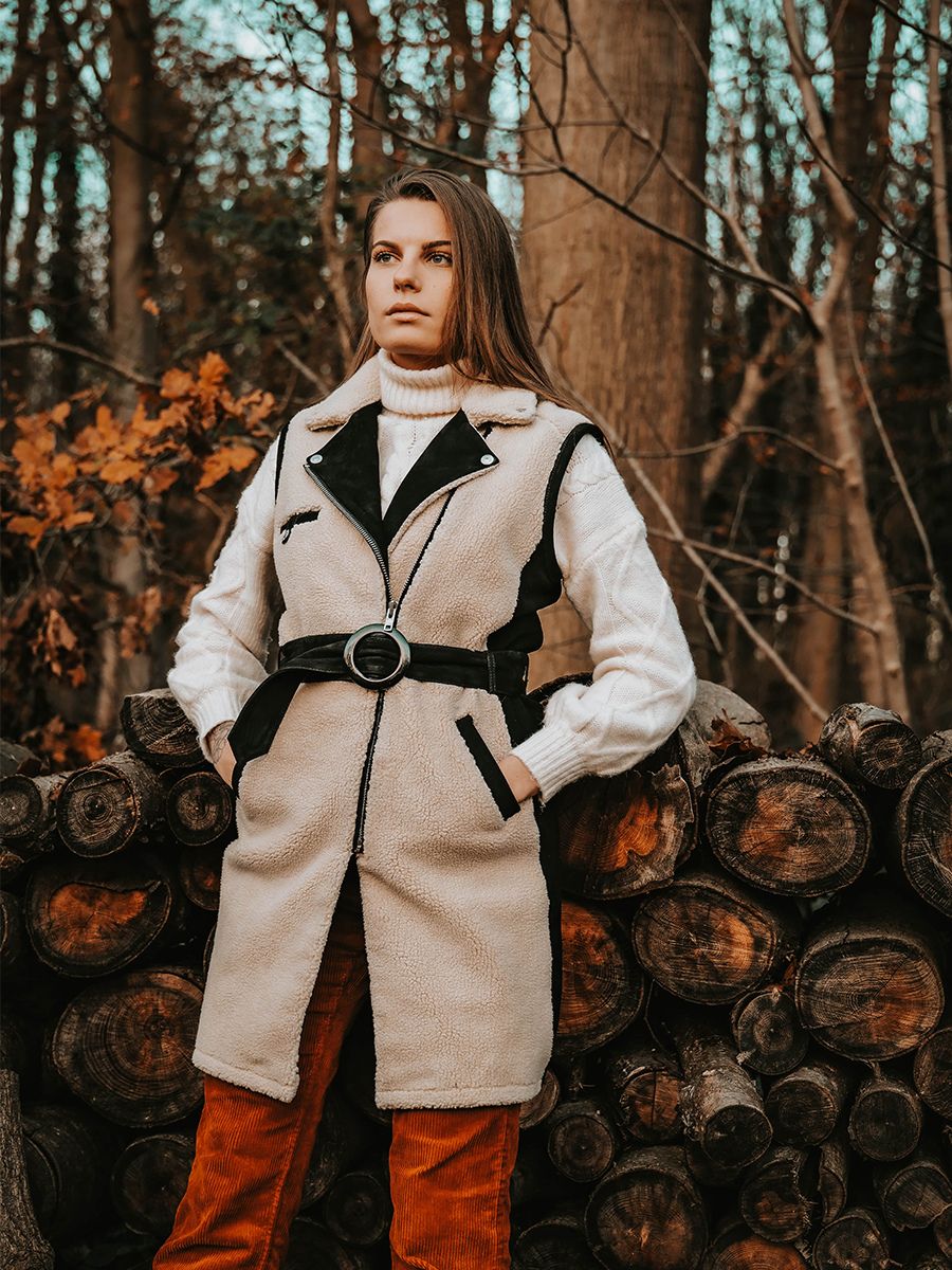 photo-portee-trench-cuir-femme-marron-letrench-sans-manches-naturel-paul-marius-wtc-sm-sh-w-l-s36