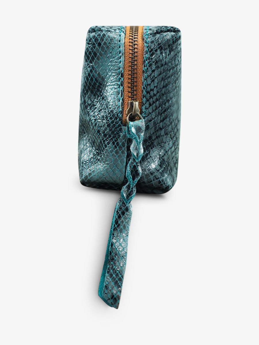 photo-vue-de-cote-pochette-cuir-femme-bleu-adele-python-bleu-piscine-paul-marius-m500-p-blu