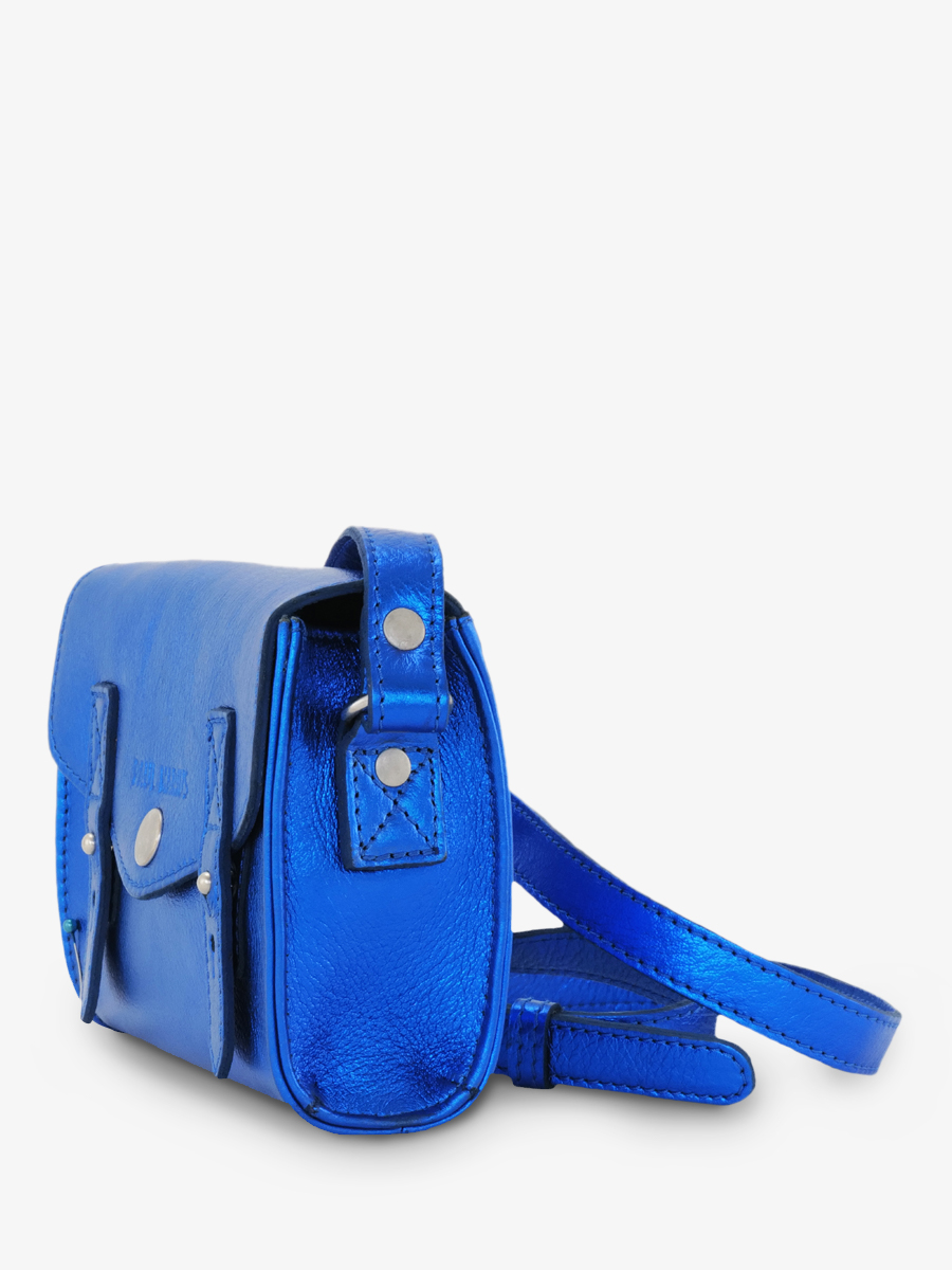 photo-vue-de-cote-sac-bandouliere-cuir-femme-bleu-le-mini-indispensable-ultraviolet-paul-marius