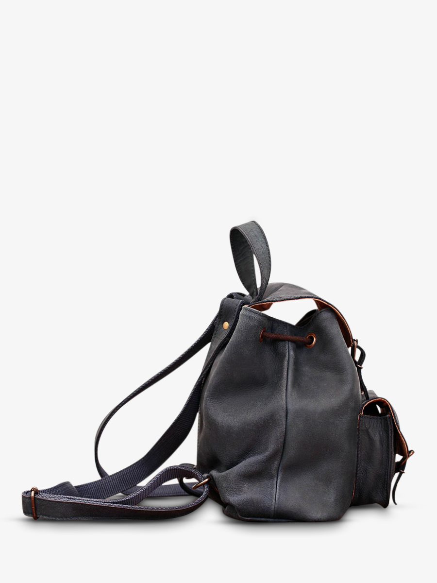 photo-vue-de-cote-sac-a-dos-cuir-femme-bleu-lebaroudeur-bleu-petrole-paul-marius-m40-db