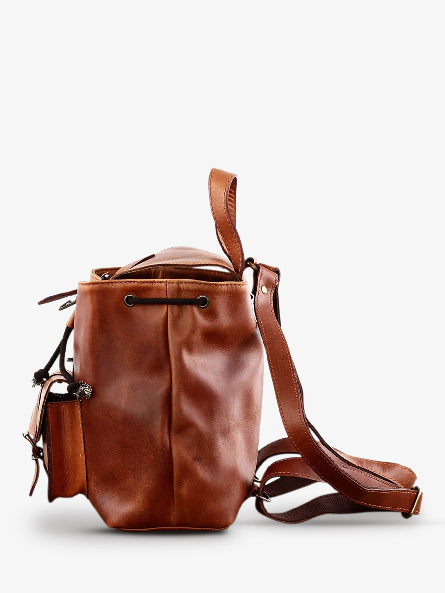 photo-vue-de-cote-sac-a-dos-cuir-femme-marron-lebaroudeur-naturel-paul-marius-m40-l