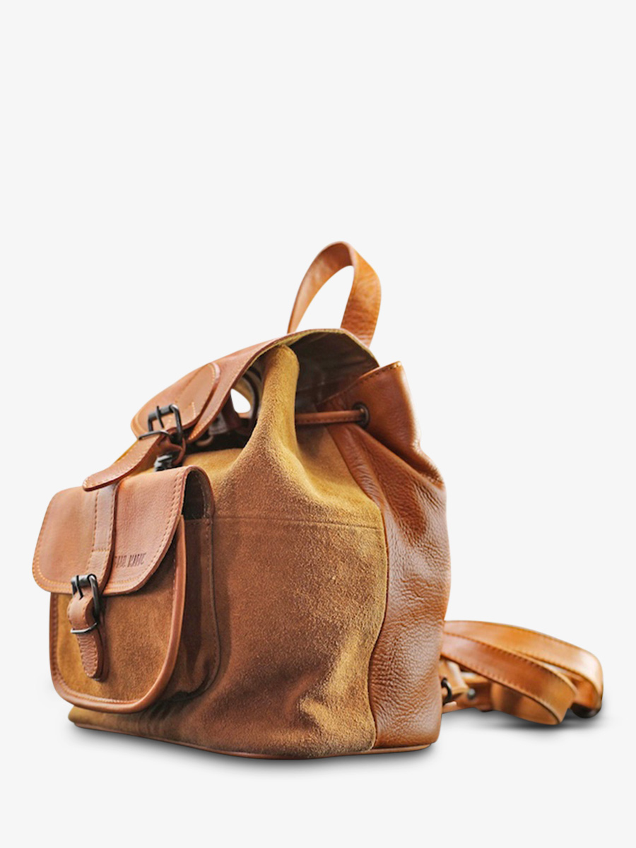 photo-vue-de-cote-sac-a-dos-cuir-femme-marron-lebaroudeur-pampa-naturel-caramel-paul-marius-m39-ol-l