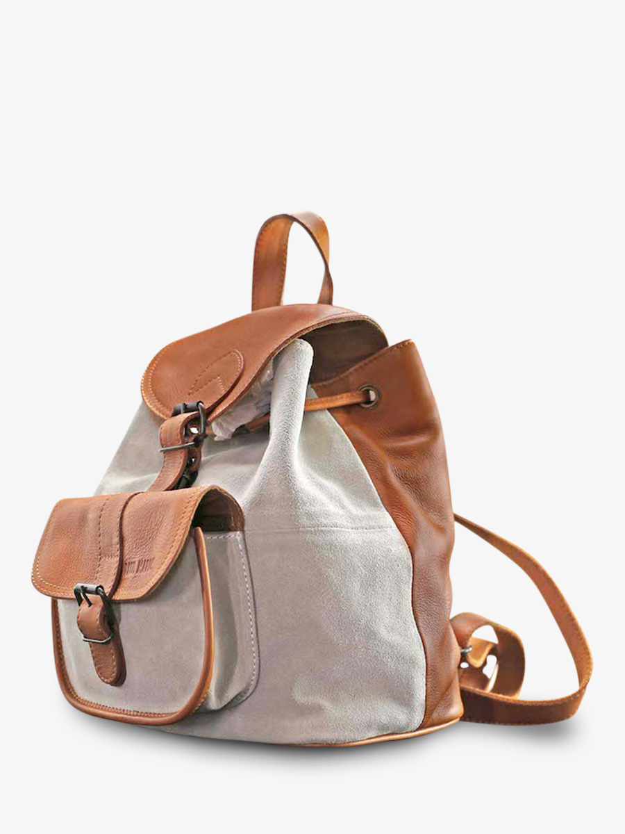 photo-vue-de-cote-sac-a-dos-cuir-femme-marron-beige-lebaroudeur-pampa-naturel-craie-paul-marius-m39-ol-cr